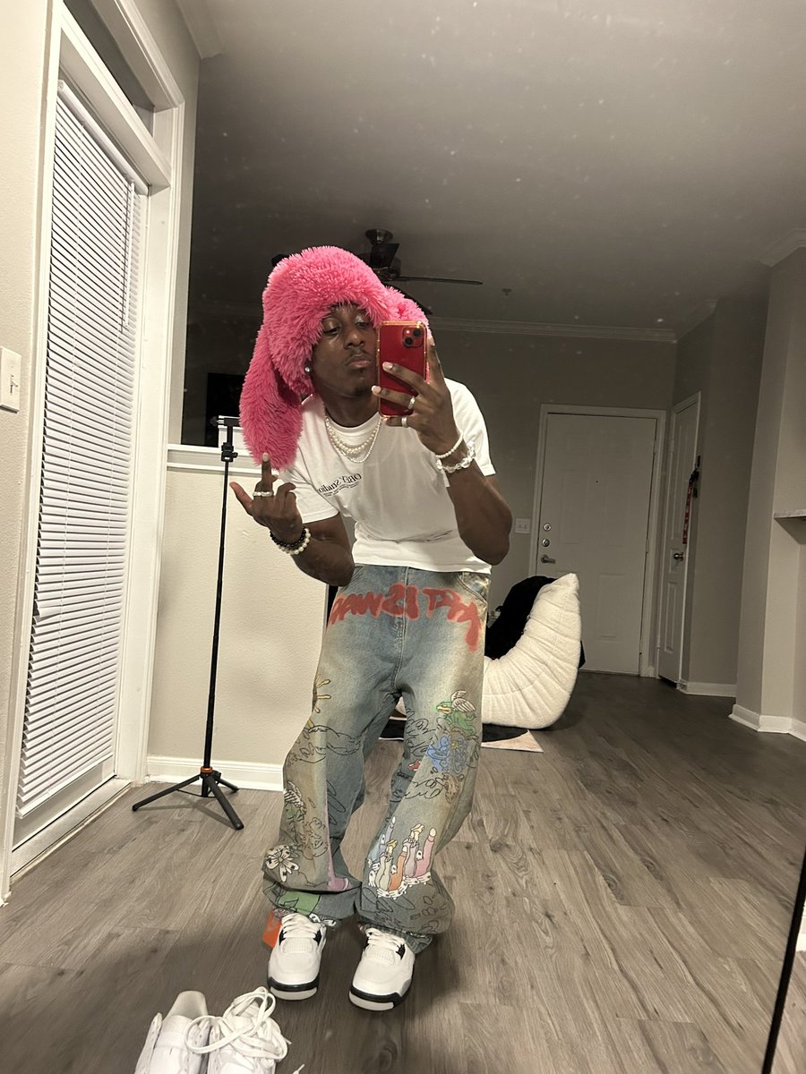 threeofflinee's tweet image. nvr let no white girl call me by my slave name