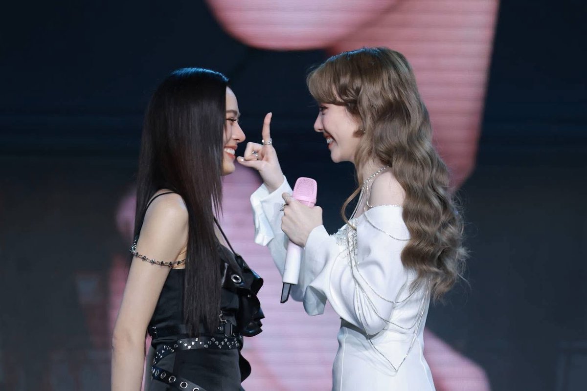 AllNews_th's tweet image. “หลิง – ออม” เสิร์ฟโมเมนต์ ทำแฟน ๆ กรี๊ดฮอลล์แตก ประกาศเซอร์ไพรส์ FANCON เจอกัน อิมแพ็ค สิ้นปี!
LINGORM ONLY YOU EP1
#linglingkwong #ormkornnaphat
#Lingorm #หลิงออม
#เพียงเธอEP1
#OnlyYouOnlyUsOnlyNowFanMeet
🔗 facebook.com/share/p/1WEALf…
สร้างปรากฏการณ์อย่างต่อเนื่อง! สำหรับ 2…