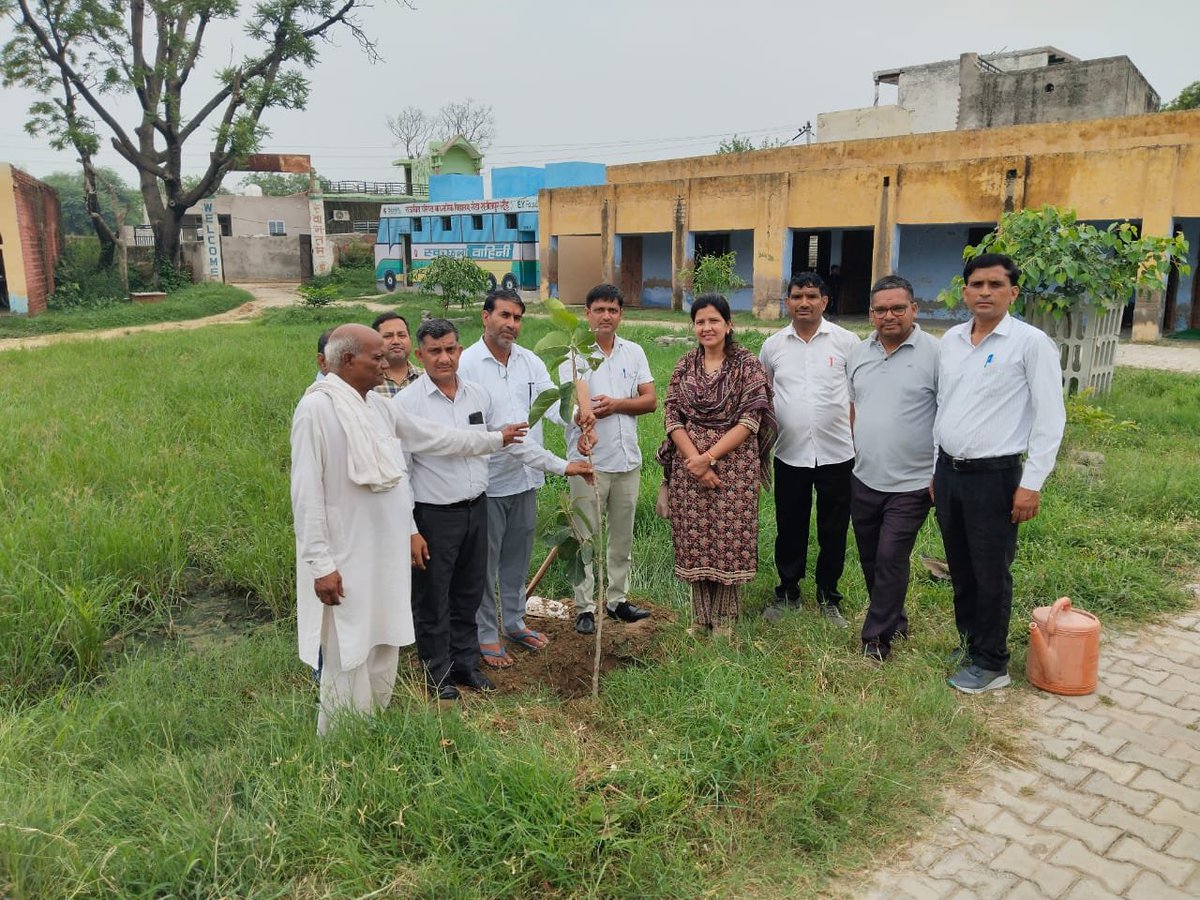 विद्यालय प्रांगण में सरपंच जी, SMC चेयरमैन एवम् सदस्यों ने किया पौधा रोपण 🌴🌳