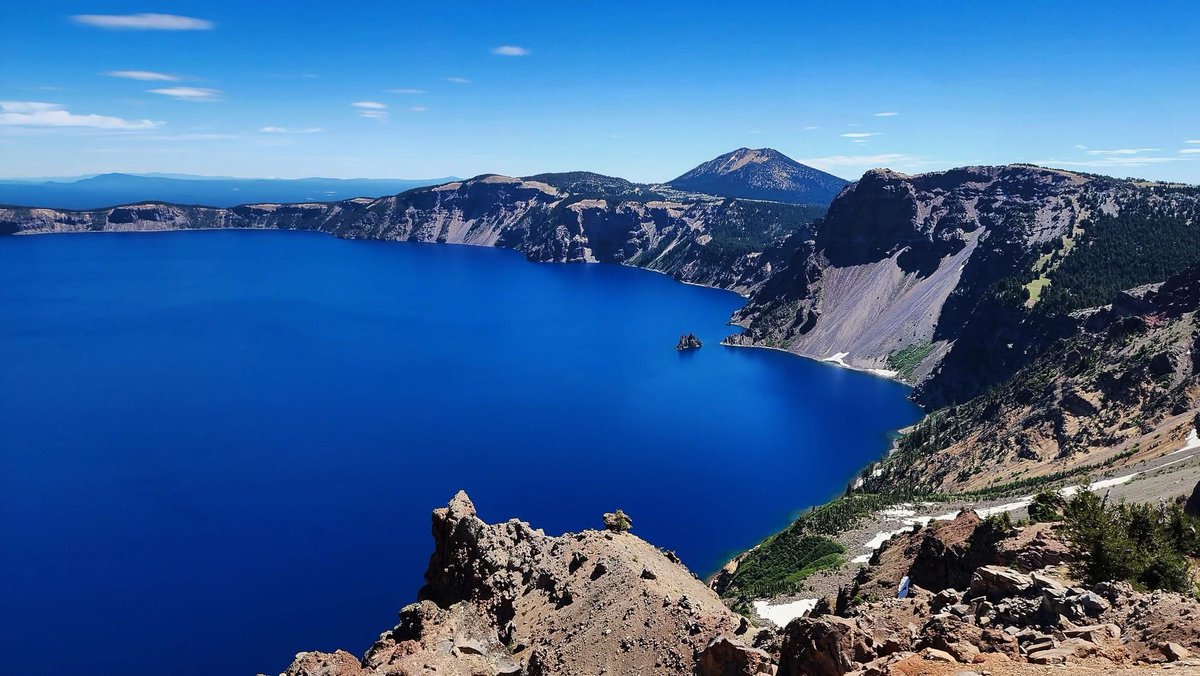 matthoffmanwx's tweet image. It was a beautiful weekend to be up at Crater Lake! Check out the blue skies and blue water captured on Saturday below. Amazing! #ORwx
📸: Steven Kratka