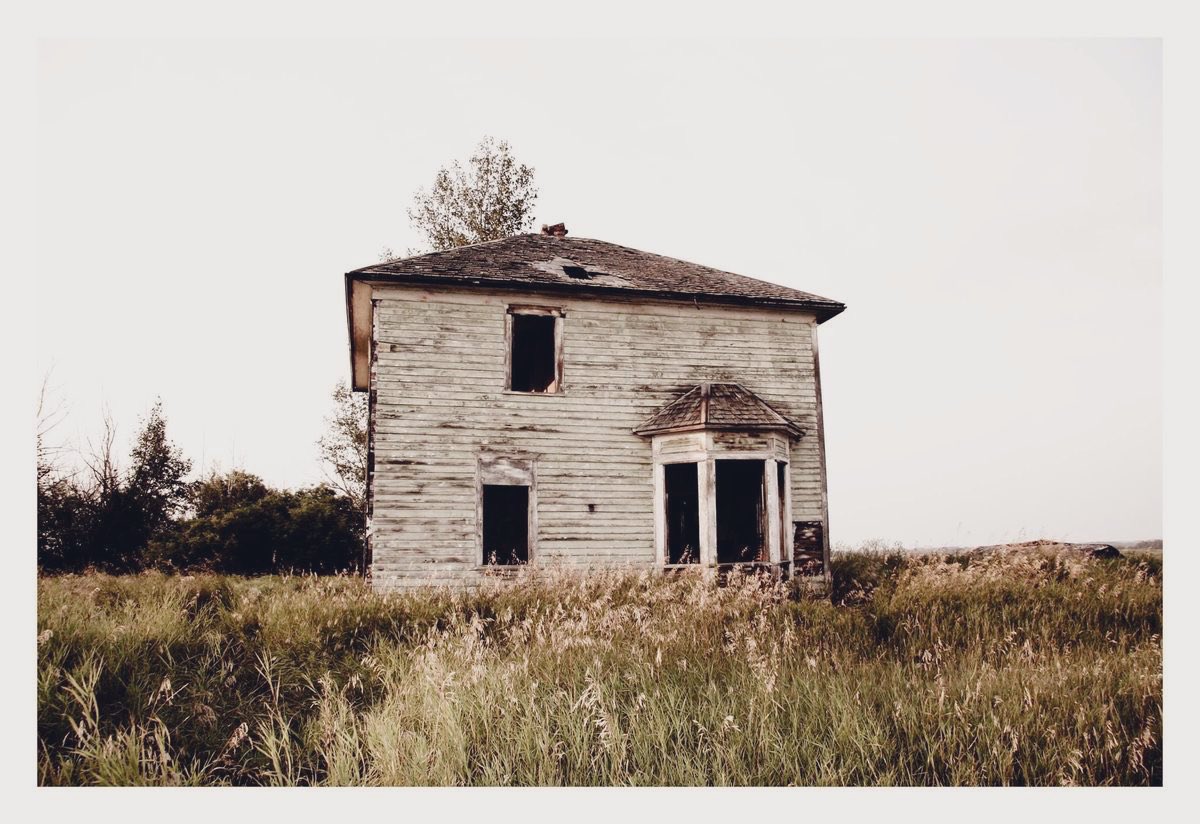 wiredphone's tweet image. There are so many forgotten buildings in Alberta lying quietly in some random beautiful field