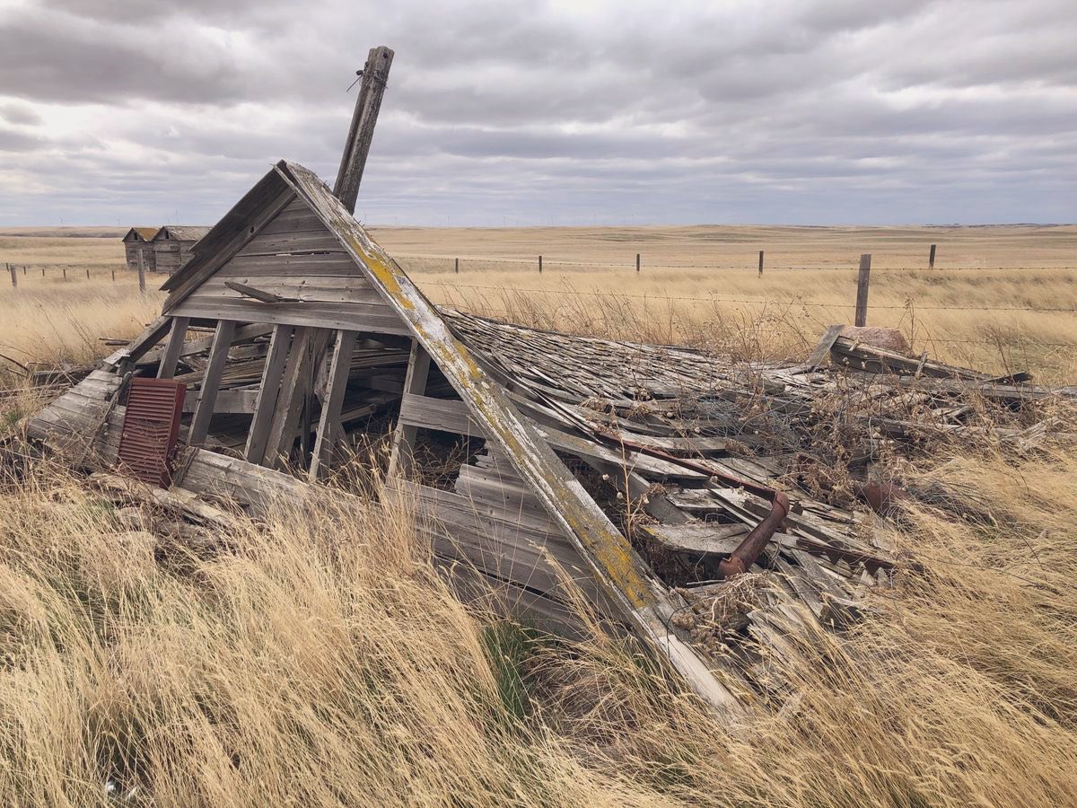 wiredphone's tweet image. There are so many forgotten buildings in Alberta lying quietly in some random beautiful field