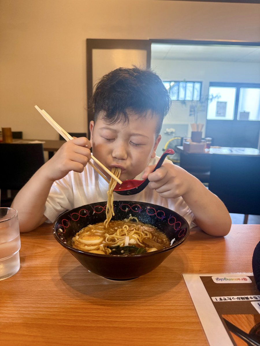 我が家の三男に誕生日に食べたいものは？と聞いたら「ゴルジ！」と言うのでご馳走しました😋8歳のお誕生日おめでとう🎂
店長の個人的な投稿です😄💦
ゴルジのラーメンは8歳にも喜んで食べてもらえるラーメンです！