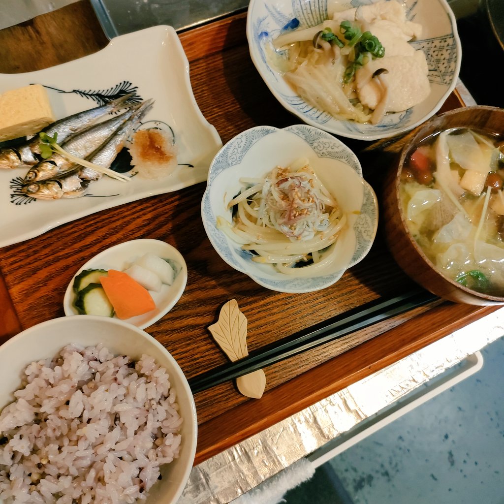 《7月21日(月)の日替り定食》
鶏むね肉と白菜の煮物
もやしとしらすのナムル
いわし丸干し焼き
土鍋で炊いた雑穀ごはん
野菜たっぷりの味噌汁
自家製ぬか漬け
営業時間
11:30頃~14:00
17:00頃~19:30 
水曜定休
夜のお弁当(￥1500)のご注文はLINEでお願いします