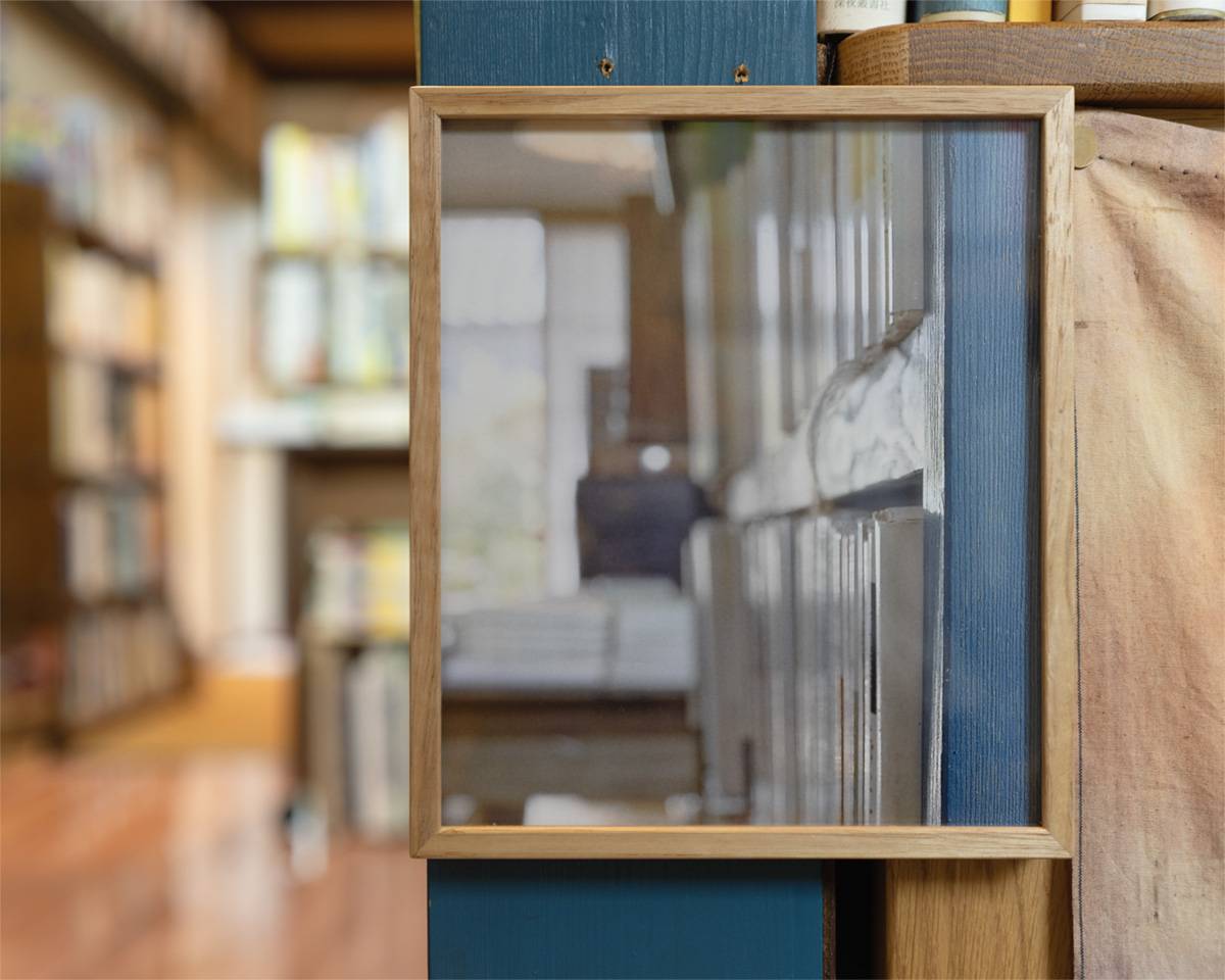 KARAIMOBOOKS_N's tweet image. カライモブックス開店しています。
写真家・森田具海さんのミニ写真展『あなたがここで眺めた水俣 ──記憶する風景 』 が8月31日(日)まで開催中。石牟礼道子さんの書斎、カライモブックスの本に囲まれて、あちこちに、そっと飾られた7点の写真です。ぜひご覧ください。こちら↓も森田さん撮影。