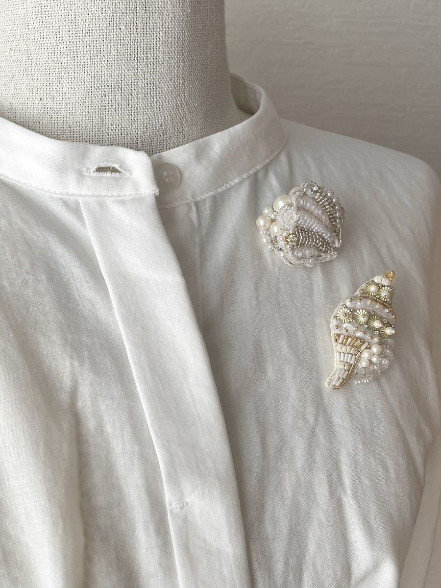 SakulaE's tweet photo. 新作キット発売🪸
巻貝ブローチに続く海モチーフ第2弾「Twinkle Shell」登場🌊
ボッティチェリの貝��から着想🧵
7/23(水)販売、他にも更新予定✨
#ビーズ刺繍 #刺繍ブローチ #ハンドメイド #新作キット #刺繍好きさんと繋がりたい https://t.co/0huNVAN2wB