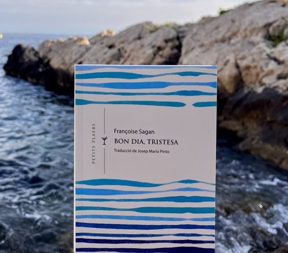 Llibreria Vitel·la (@llibreriavitela) on Twitter photo Busqueu una bona novel·la que faci estiu? La tenim!! I hem demanat a la seva editora que ens l'expliqui en mar! I ens ha dit que sí! 💙
⚓️Aquest dv. 25/7, navegarem amb <a href="/blancapujals/">Blanca Pujals</a>
i "Bon dia, tristesa" de Françoise Sagan. No us perdeu aquest petit gran plaer!! 👇📚🌊 Busqueu una bona novel·la que faci estiu? La tenim!! I hem demanat a la seva editora que ens l'expliqui en mar! I ens ha dit que sí! 💙
⚓️Aquest dv. 25/7, navegarem amb <a href="/blancapujals/">Blanca Pujals</a>
i "Bon dia, tristesa" de Françoise Sagan. No us perdeu aquest petit gran plaer!! 👇📚🌊