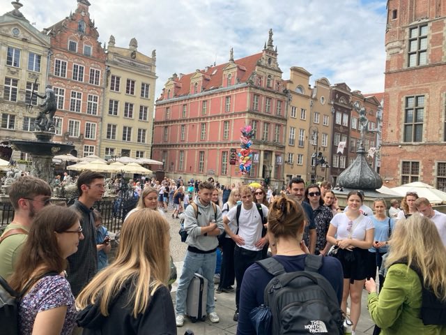 Polska's tweet image. Za uczestnikami weekend pełen wrażeń i inspiracji w @gdansk – mieście symbolu, wolności i solidarności. W ramach pilotażowego programu stypendialnego Poland. Business Adventure, realizowanego przez @PAIH_pl na zlecenie @MSZ_RP, odwiedzili m.in. Fontannę…