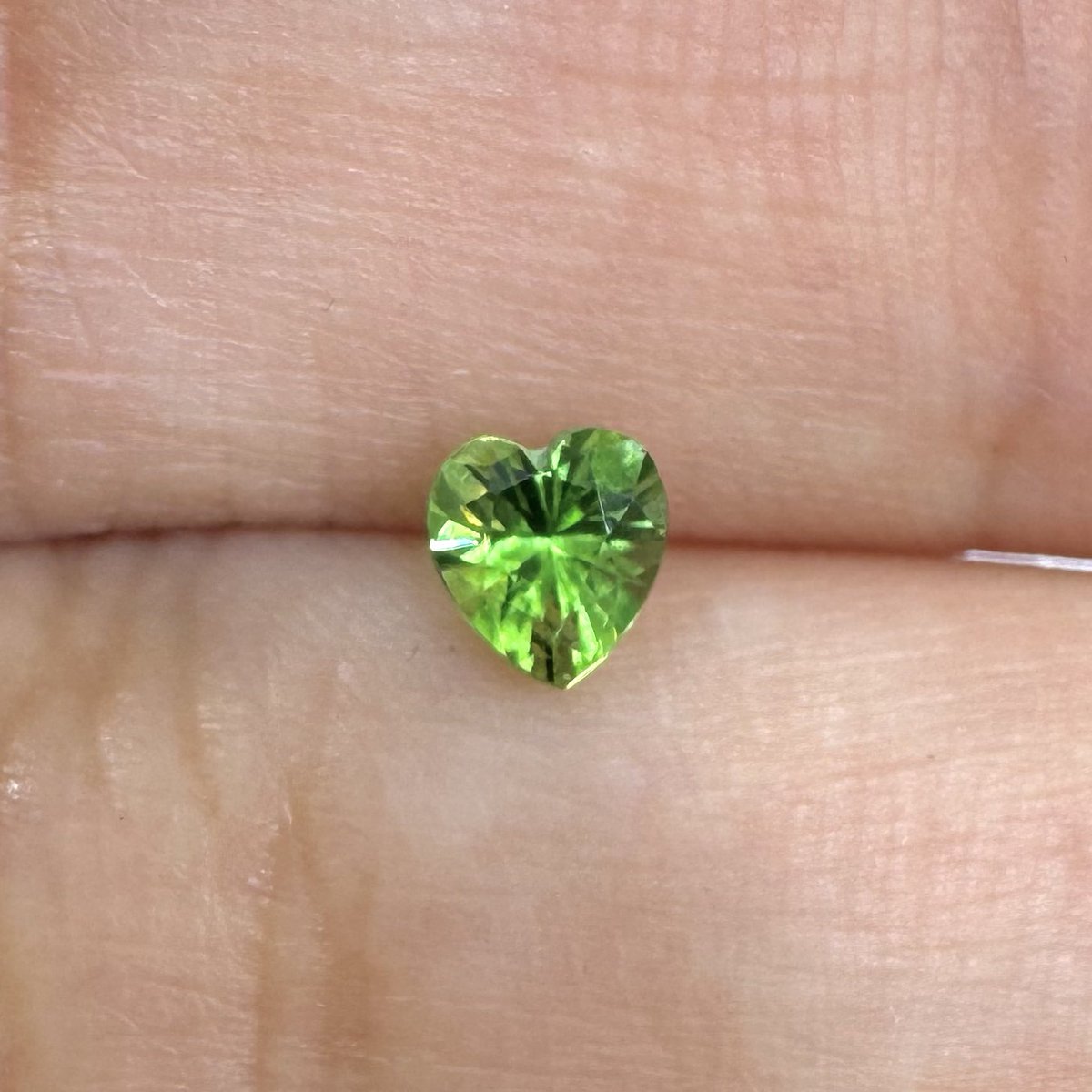 C31357141's tweet image. #천체마켓 

0.33ct 차보라이트 가넷 하트 컷

✦ 12만원

선명한 연두색의 정밀 하트 컷 차보라이트 가넷입니다!
윈도우 없이 휘광이 매우 좋아요!! 💚✨

✦ open.kakao.com/me/C31357141