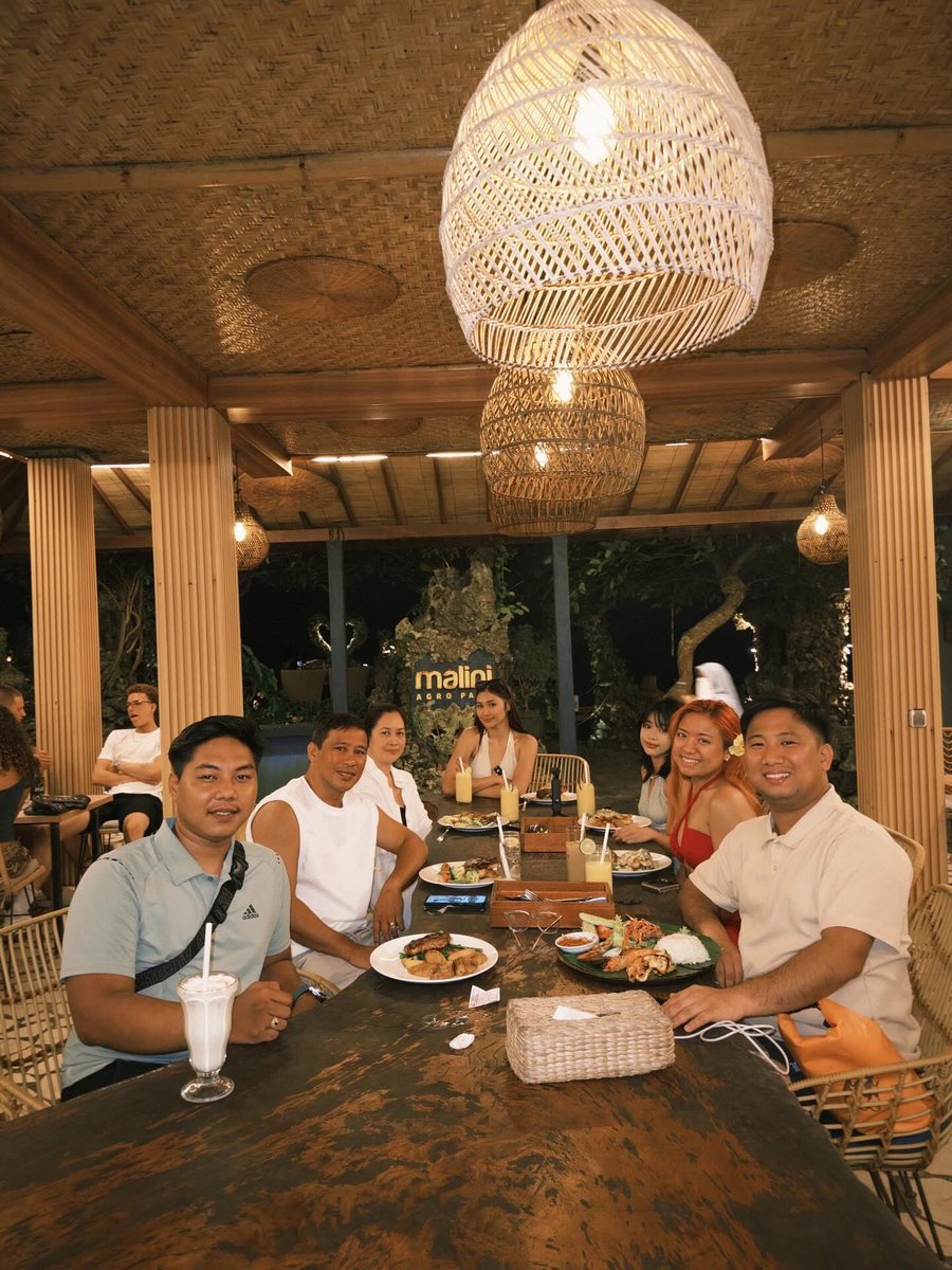 bnfrvr3's tweet photo. Robles Family 🌸 https://t.co/eNd21ZEak7