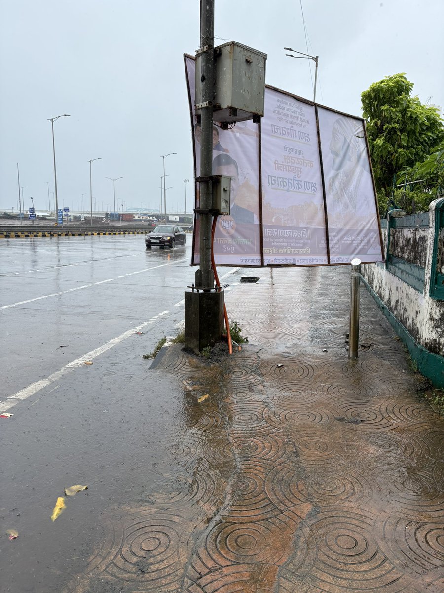 catonthebench's tweet photo. Banner blocking the entire footpath used by school kids, aged pedestrians and dog walkers at Worli Seaface. Ppl will have to step on the road with vehicles speeding off the coastal road ramp. Risk to safety and life. @zoru75 @CMOMaharashtra @mybmc @richapintoi https://t.co/zpLf5u0ekV