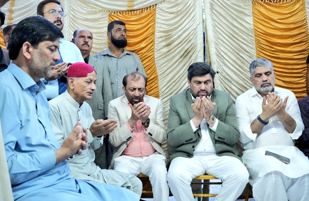 KamranTessoriPk's tweet image. اورنگی ٹاؤن میں رکن سندھ اسمبلی محمد عامر صدیقی کے سسر کے انتقال پر ان کے گھر جا کر تعزیت کی۔ اللہ تعالیٰ مرحوم کو جنت الفردوس میں اعلیٰ مقام عطا فرمائے اور لواحقین کو صبر جمیل دے۔ ہم غم کی اس گھڑی میں برابر کے شریک ہیں۔