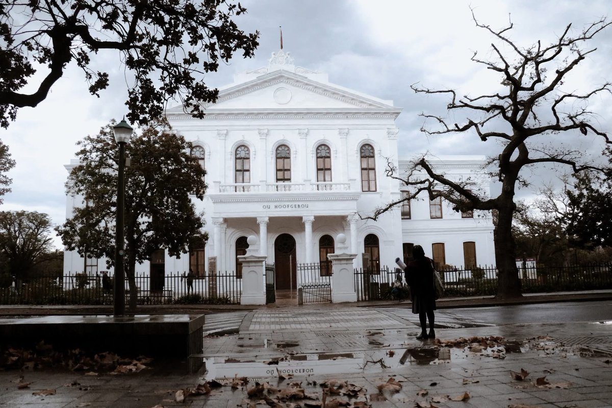 StellMun's tweet image. A cool and cloudy Monday awaits, with a high of just 15°C and light drizzles throughout the day. 🍂☁️
As school holidays come to an end and our University town springs back to life, we wish all our learners and students the best for the term ahead.