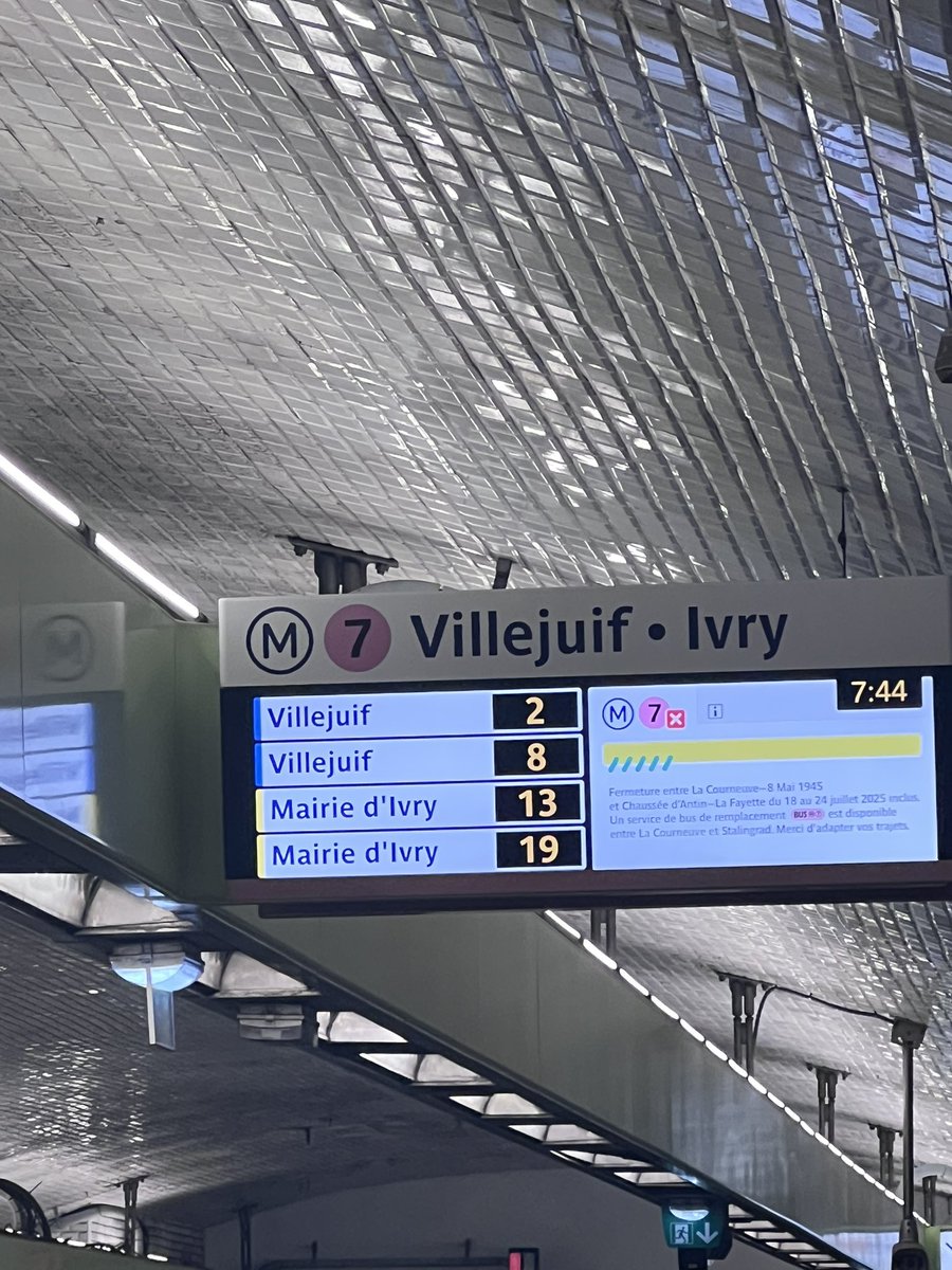 Bonjour <a href="/Ligne7_RATP/">Ligne 7</a> vos affichages d’horaire sur le quai se plantent systématiquement pour annoncer la destination du prochain train depuis des semaines. Possible de faire qq chose de fiable ?
A l’instant 0 minute pour Villejuif alors qu’il allait à Mairie d’Ivry.