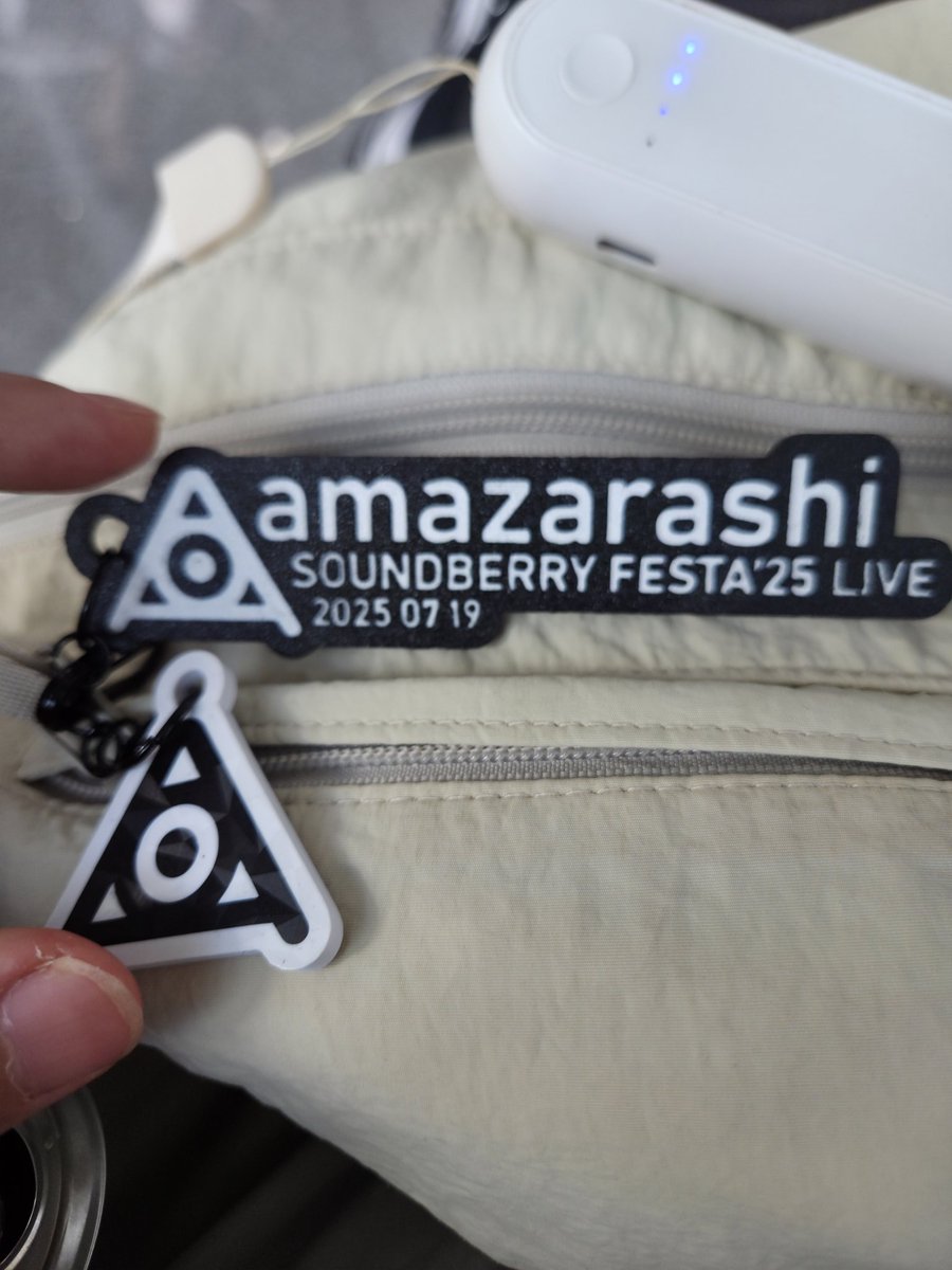 jiu77877's tweet photo. 사운드베리페스타에서 나눔 받은 아마자라시 키링과 오티
넘넘 이쁘요 으흐흐
#amazarashi #SOUNDBERRYFESTA https://t.co/LFfGyYnNzK