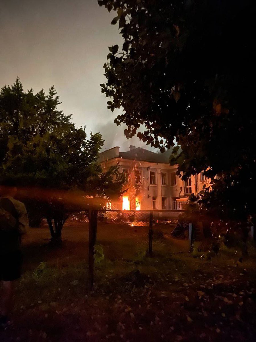 maria_drutska's tweet image. Debris from the attack has fallen on the territory of a kindergarten in Kyiv.