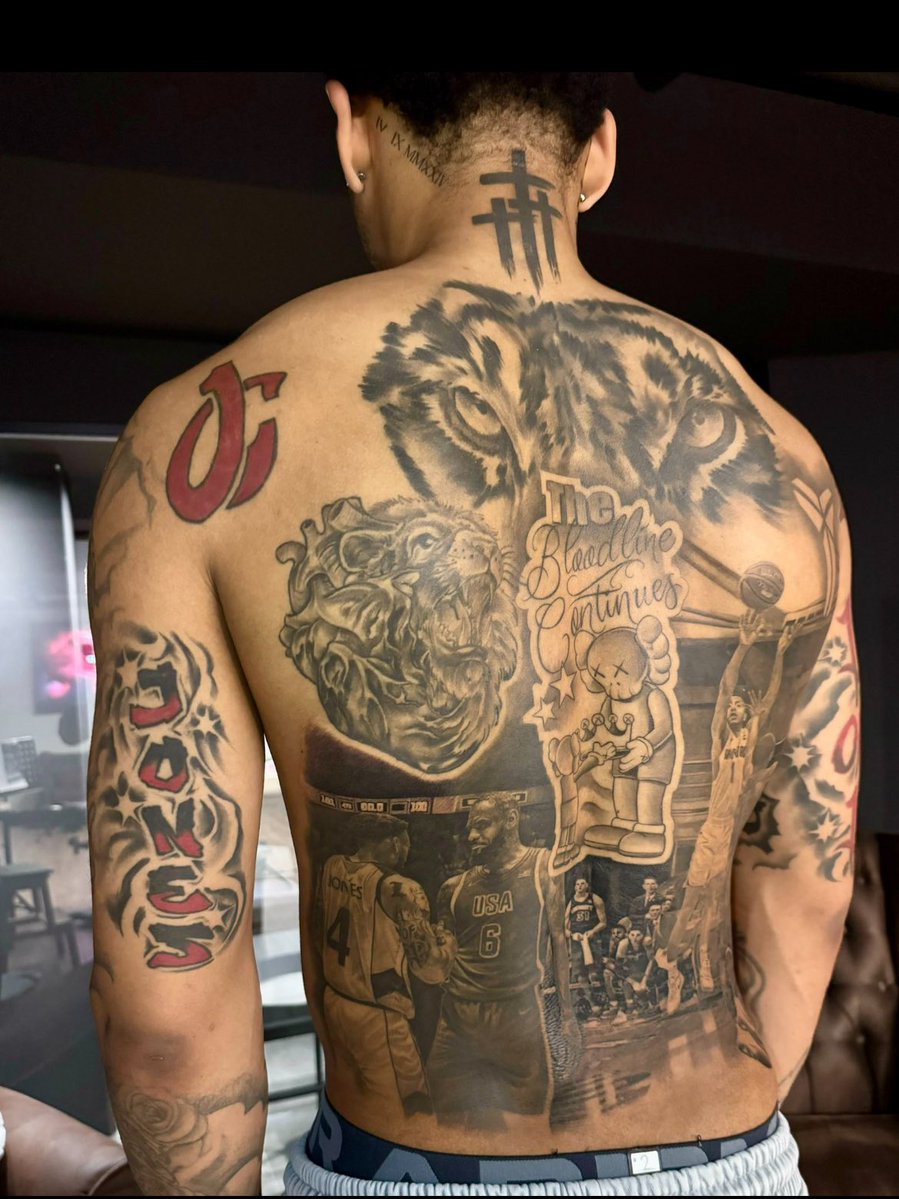MaskedInLA's tweet image. South Sudan guard Carlik Jones got a pic of him and LeBron tattedπ₯