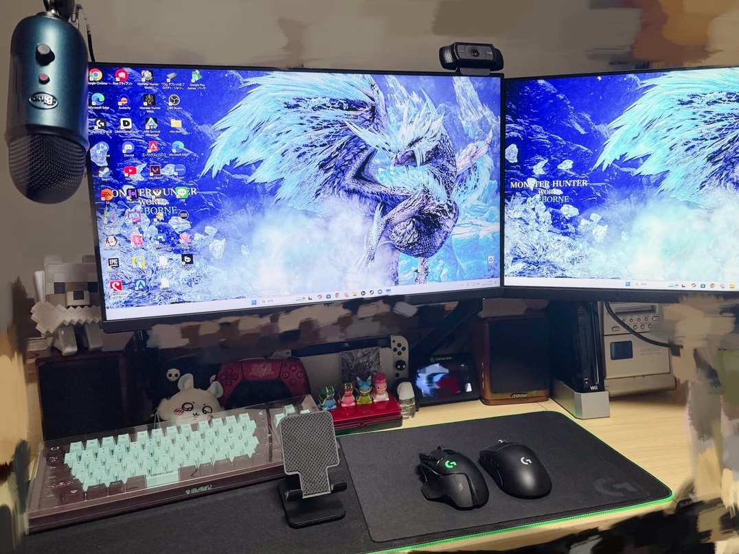 Shiragiku___'s tweet image. 幼少期ゲーム禁止されてた私の今の机と脚元見てほしい