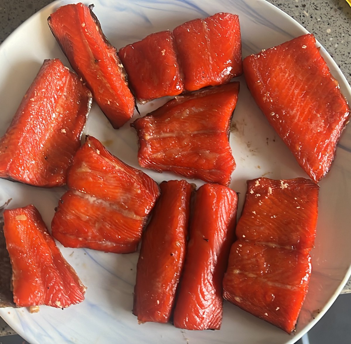 sleepybaysalmon's tweet image. Fresh catch alert! Sleepy Bay Salmon’s so good, even the fish are jealous. What’s your go-to way to cook salmon—grill, bake, or raw in sushi? I like it smoked! Drop your faves below! #SleepyBaySalmon #FoodieLife"