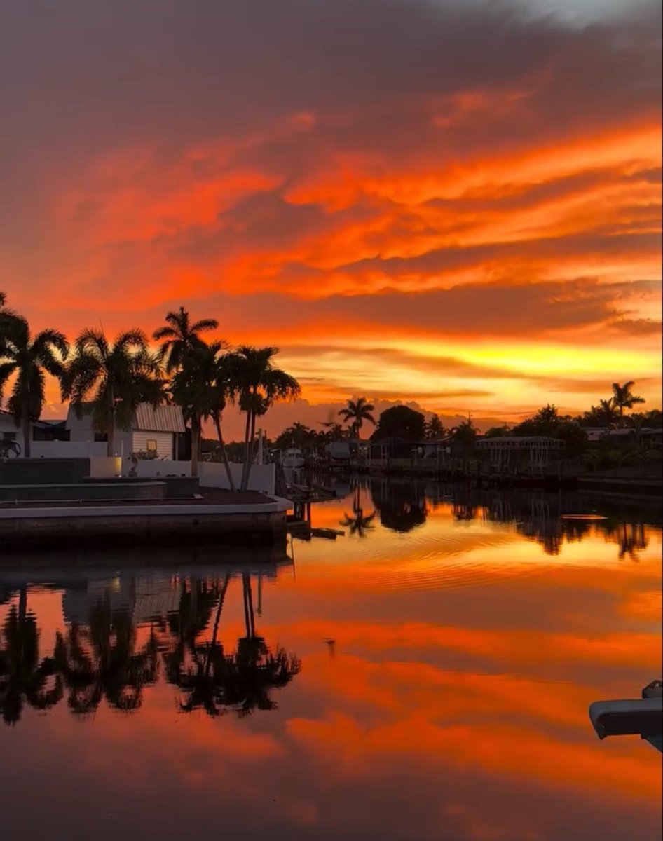 MattDevittWX's tweet image. The sunset tonight in Southwest Florida was special. There was a strong storm over Sanibel, towering over 45,000 feet, illuminated at sunset for all to see (and take pics of). @WINKNews @stormhour