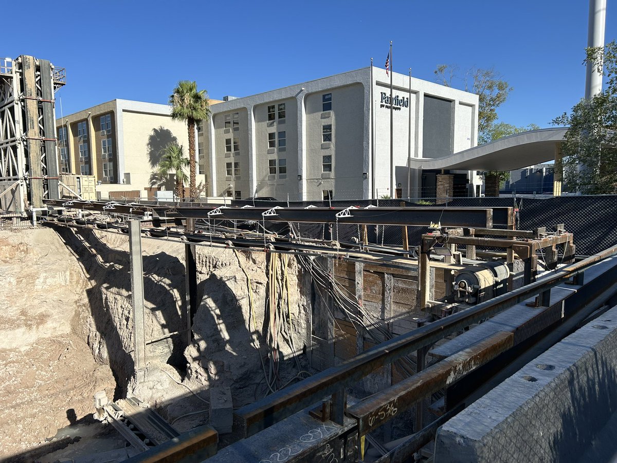 Mic_VegasSphere's tweet image. UPDATE BORING COMPANY Vegas Loop Firefly station
This is the station on Paradise Rd East of the Sphere.
It’s Sunday and no one is on site so I tried to get a look. Can’t see where the tunnel entrance is so it must be on the West wall of the pit. Big shovel in place most…