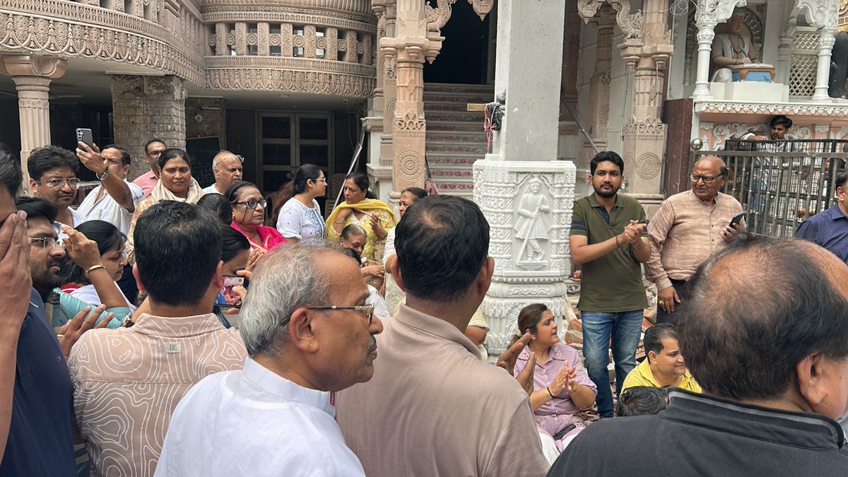 jainismbyjm's tweet image. विले पारले जैन मंदिर और शालीमार जैन मंदिर
जहां अफसरों ने अपनी मनमानी की जैन समाज को अपना पक्ष रखने के लिए कुछ घंटों का समय नहीं दिया
इतनी जल्दी तभी होती है जब उसके पीछे कोई साजिश होती हैं
@gupta_rekha @p_sahibsingh तत्काल जांच बिठा कर करवाई कि जाए दोषी अफसरों पर