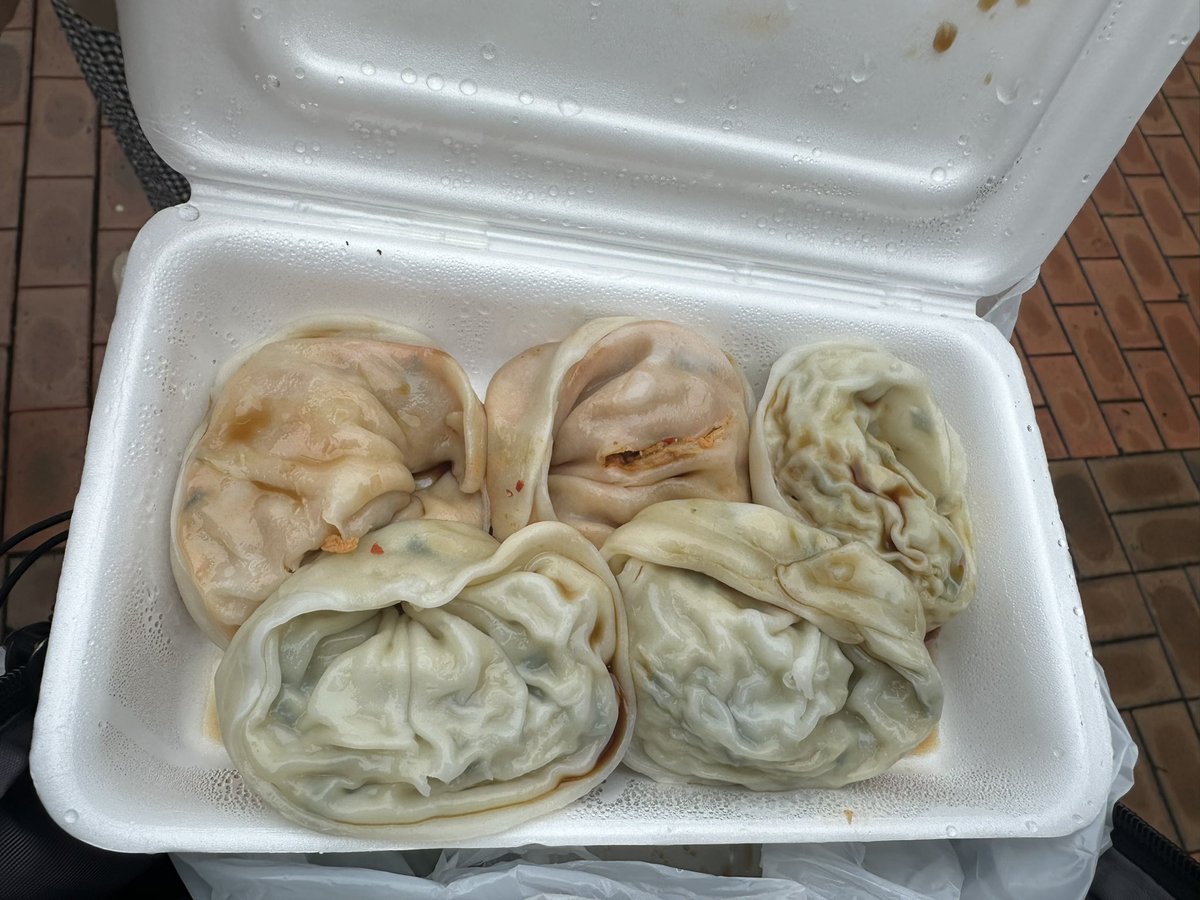 yon_tomo_423's tweet photo. 19日土曜日は、久しぶりにグッズに並びました。

朝ご飯にカムジャタン。マンドゥはテイクアウト。

ブレスレットと帽子は買えなかった🥲

夜はいつも行く広蔵市場でユッケ。 https://t.co/lvfjyyvmPr