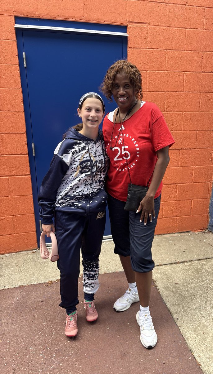 ellieqlemen's tweet photo. Great experience at the Jackie Joyner-Kersee National T&amp;F Showcase this weekend🏅PRd in both of my hurdle events (100mh, 200mh) and got a picture with Jackie Joyner-Kersee herself! Next stop ✈️ AAU Junior Olympics💙
@Stlbluestrack
@CoachNikeSpain
@CRCPTrack_Field https://t.co/paDYYHgiJ1