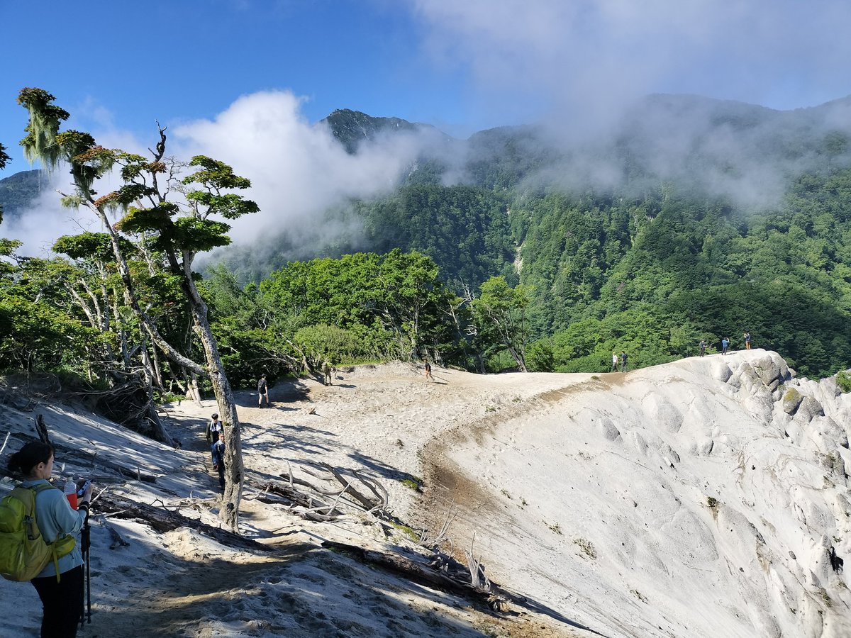 HotakaYari's tweet photo. 山梨県にある日向山に登って来ました。9時に登頂。なんとか眺望有りでした。山頂は燕岳と似た雰囲気で良い感じ。良い眺望を眺めたいなら、夏はもっと早出しないとダメですね〜💦
それにしても、暑かった…（2025.7.20）#日向山 https://t.co/Tp3XmozeBm
