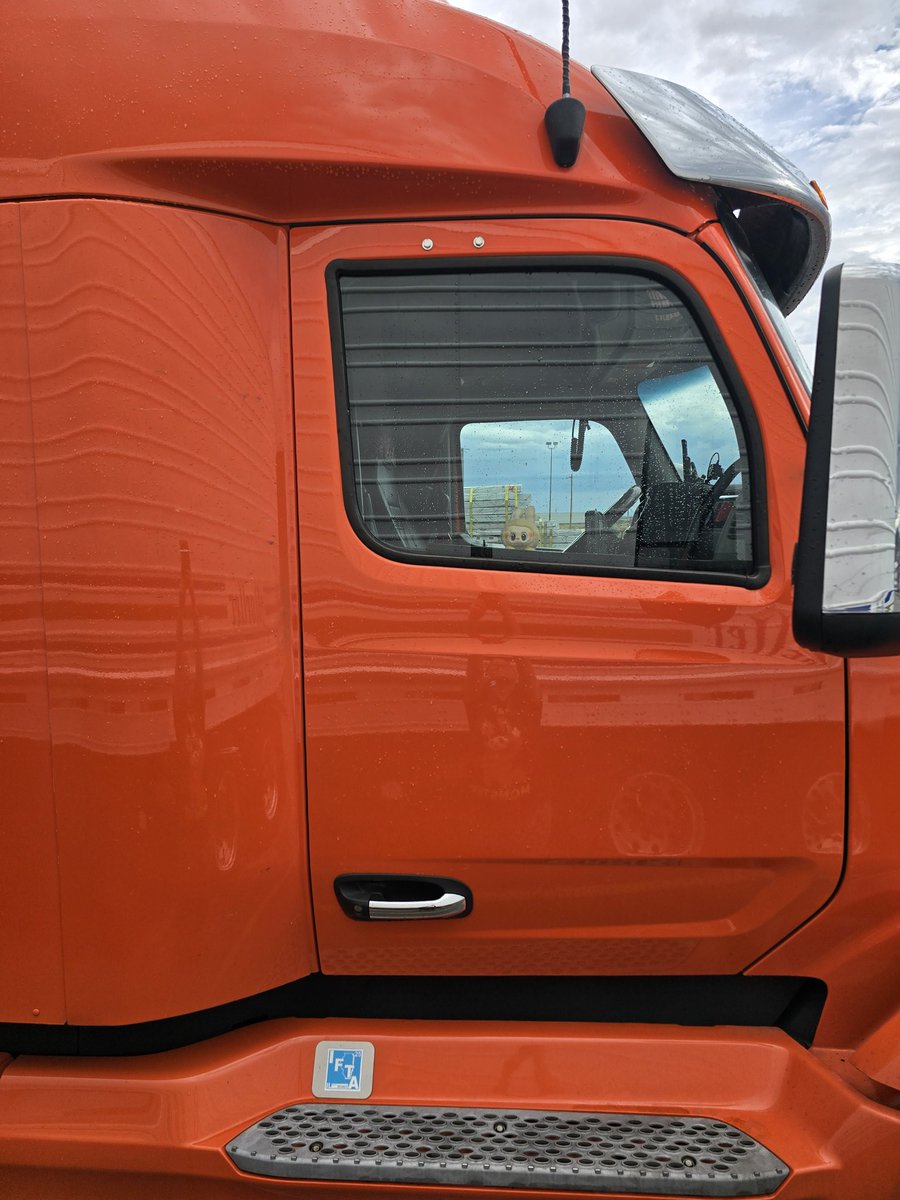 areyoufurwheels's tweet photo. IM DYING LAUGHING RIGHT NOW OMG 😂🤣
I accidentally left Baba in the handle of the truck before I went to bed, and my husband said a bunch of drivers seen him today. A couple drivers pointed and laughed. He said he was a little embarrassed, but he found it really funny too 😂🤣 https://t.co/6vGQ965JXE