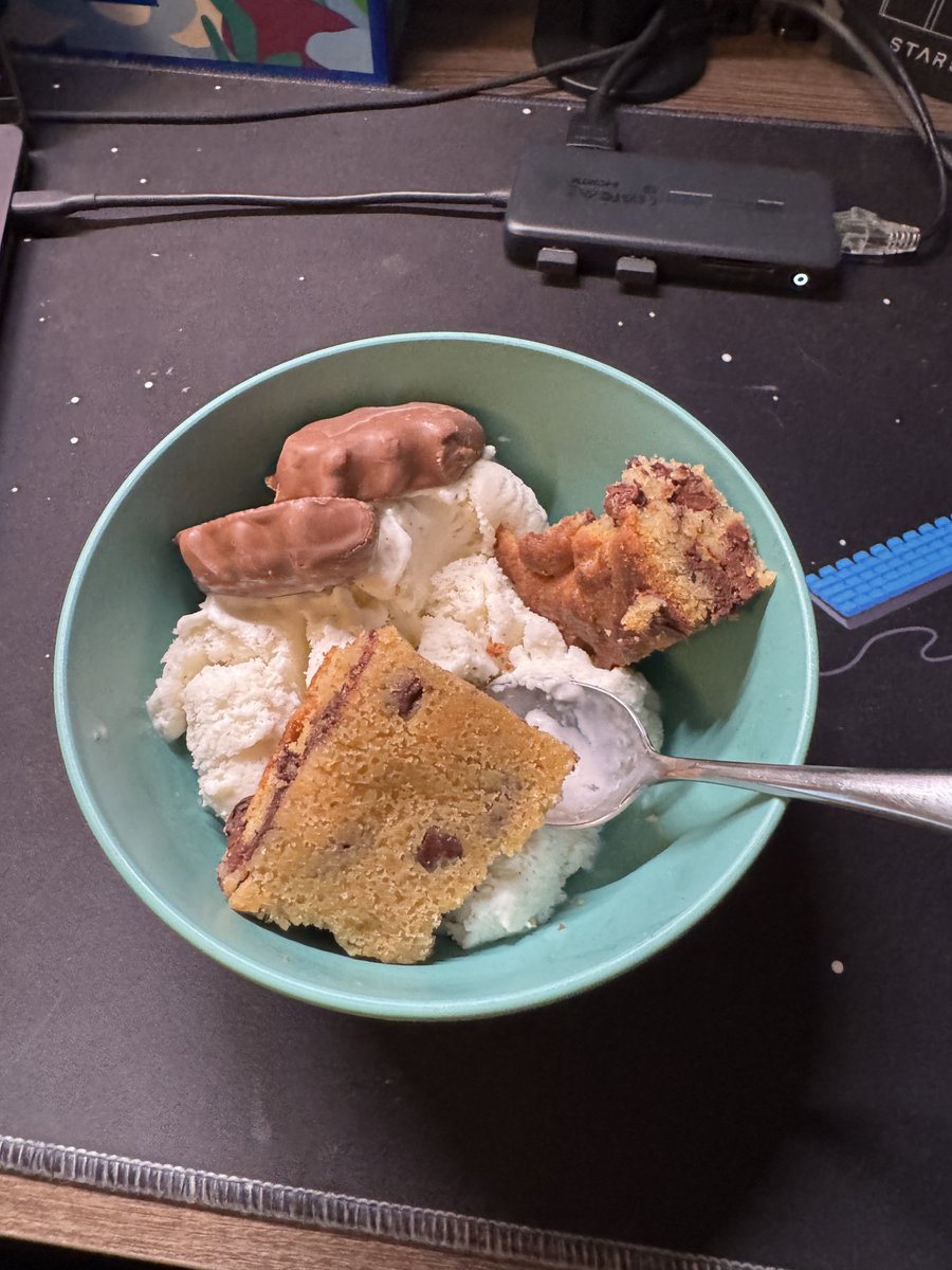 TeslaEnthusist's tweet image. Bulking has been a harder start then I thought….
Just finished dinner and needed ~800 calories to hit that 3k daily calorie goal.
So I did a dirty bulk item…. ice cream with huge cookie bar and reece’s peanut butter cups 😭