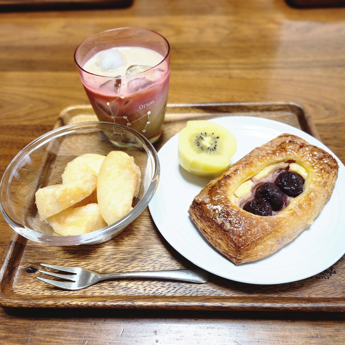 WorryForDinner's tweet image. おはようございます
長野県から帰宅🏠🚗💨
大自然から現実に戻りました😅
体重も若干戻りました(まあ想定内)
昨日、諏訪のベーカリーさんで購入したデニッシュ
桃とキウイとソイラテ
#朝ごはん