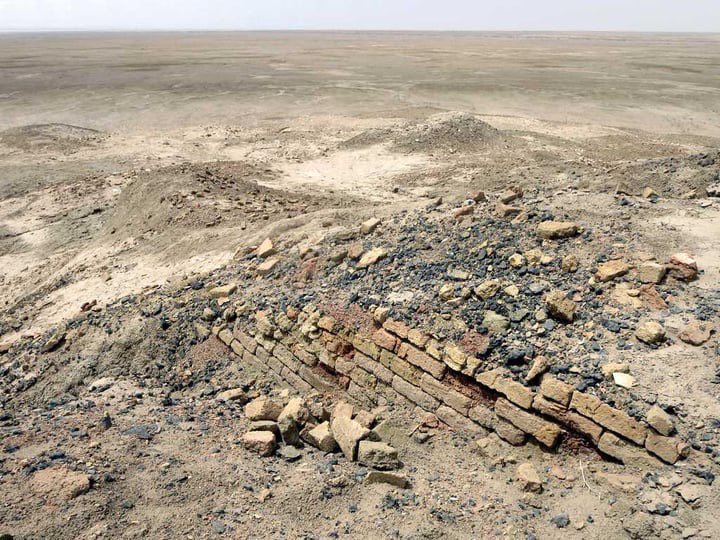 CyberPunkCortes's tweet image. The oldest city in the world was Eridu of Sumer, built 5,400 BC. It was the cultic home of Enki, the Sumerian god of wisdom. According to tablets from 2,300 BC, it was Enki who told the good man Utnapishtim to build a great boat with the seeds of life to survive a Great Flood.