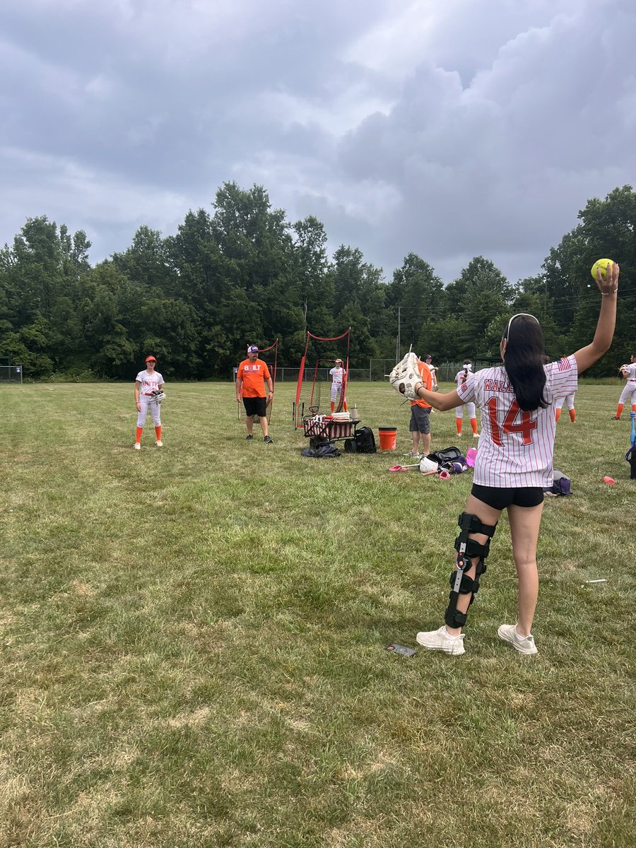 kelsieSoftball_'s tweet photo. Just couldn’t resist a little catch today at my team’s last game this summer! Thanks @ellievsoftball 💜🧡 https://t.co/8pZDImTqI2