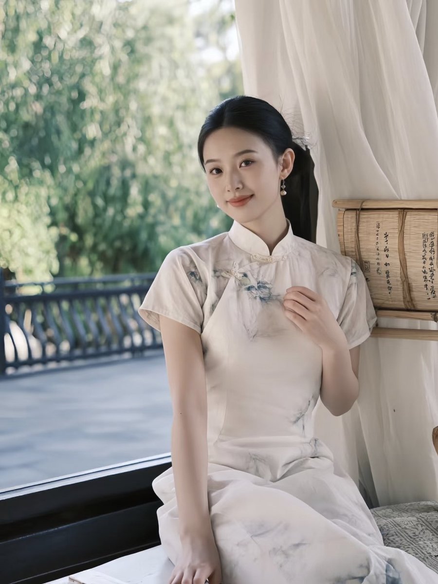 yngjishn722101's tweet image. 虞美人·听雨
宋·蒋捷
少年听雨歌楼上。红烛昏罗帐。
壮年听雨客舟中。江阔云低、断雁叫西风。
而今听雨僧庐下。鬓已星星也。
悲欢离合总无情。一任阶前、点滴到天明。