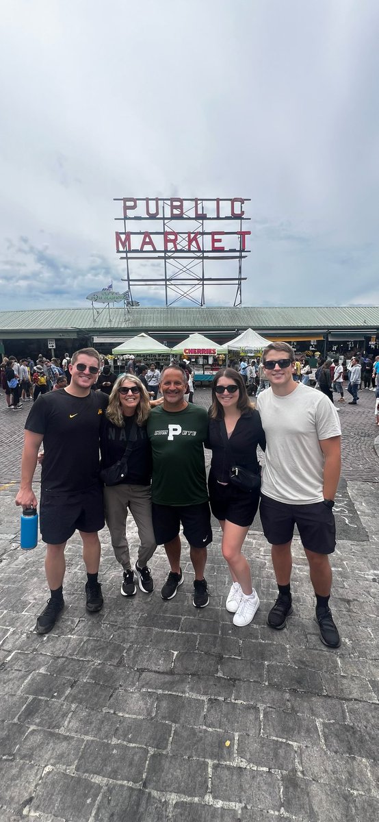 PhilKuemmel11's tweet photo. Great first day in Seattle with the fam https://t.co/fIWhTQpNHR