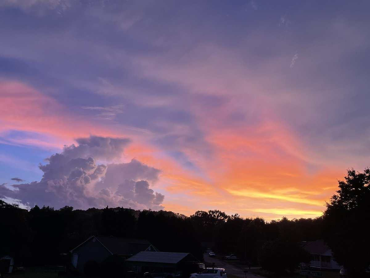 acmoorephd's tweet image. Spending a few days with my mom and brother. Tonight’s sunset.