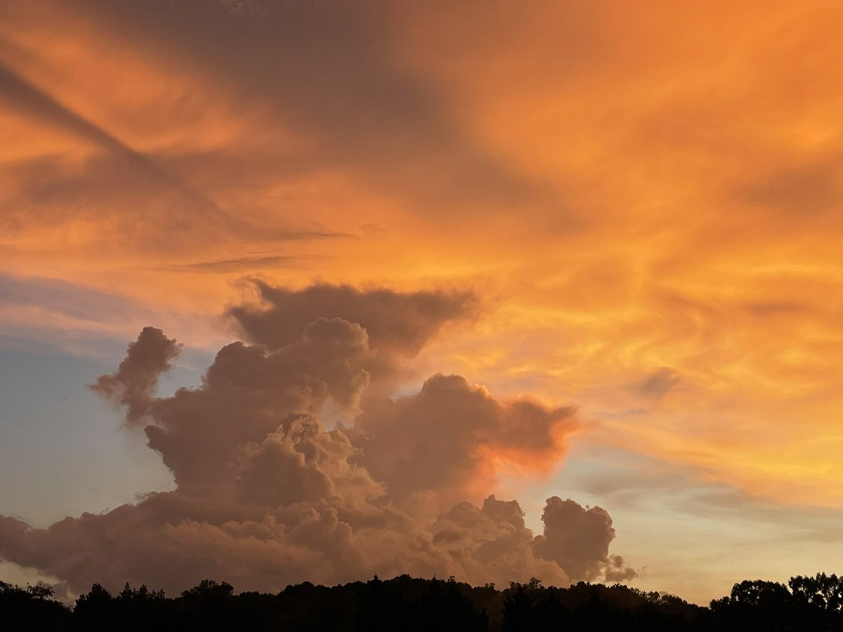 acmoorephd's tweet image. Spending a few days with my mom and brother. Tonight’s sunset.
