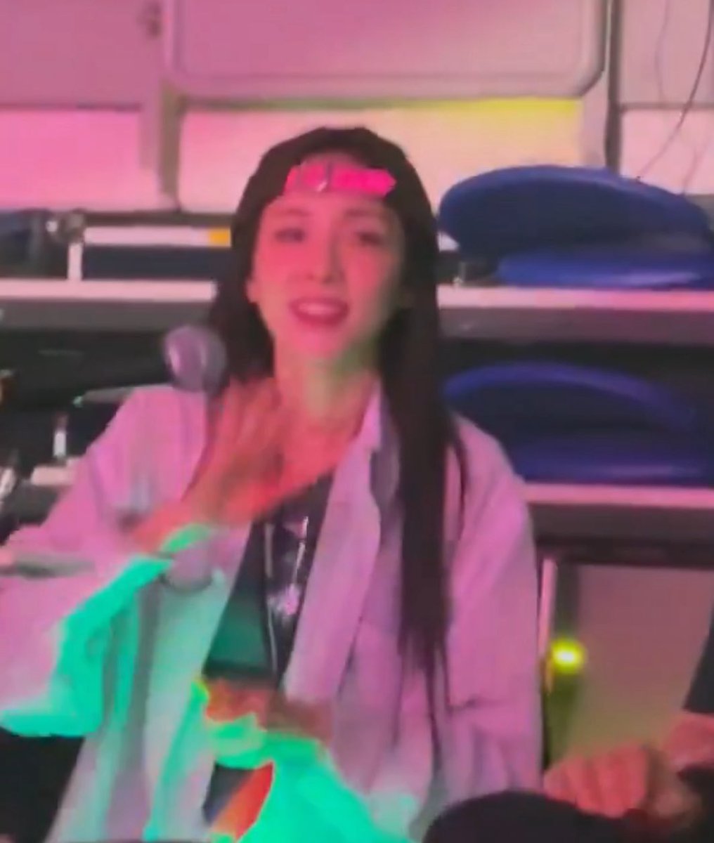 chinaamrqt's tweet photo. - Dara flies in privately, not for publicity.
- She only shows up at key moments, especially when GD isn’t at 100%.
- It’s Dara who keeps showing up in person during crucial, intimate times.

That speaks volumes. https://t.co/LfcFOmv2pd