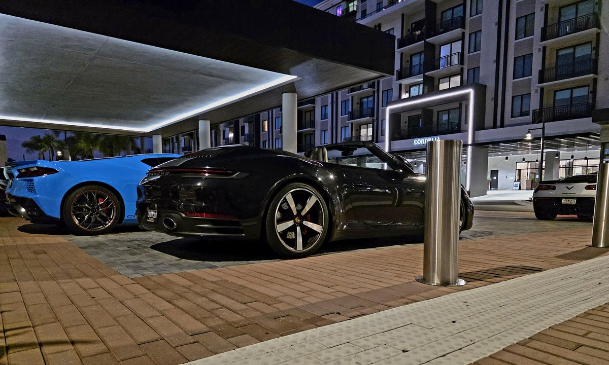 AutoHustler's tweet image. Late night flex at the Cordelia — blacked out Porsche 911, bright blue C8, and a Corvette lurking in the cut.
Money moves differently when you’re playing with tangible assets.

#ModernDayDealer #CarMoney #TangibleAssets