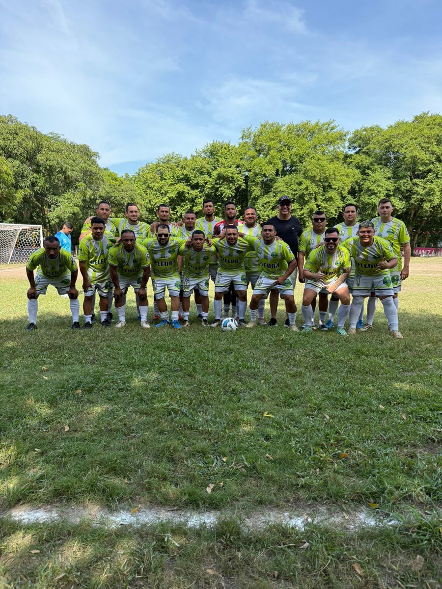 Hoy compartimos una mañana deportiva de domingo en la cancha ‘La Bombonera’. El deporte hace amigos y esto se vive en el equipo ‘Real Amistad’. Gracias a los amigos del equipo por invitarme a compartir este rato bacano⚽️👍.
