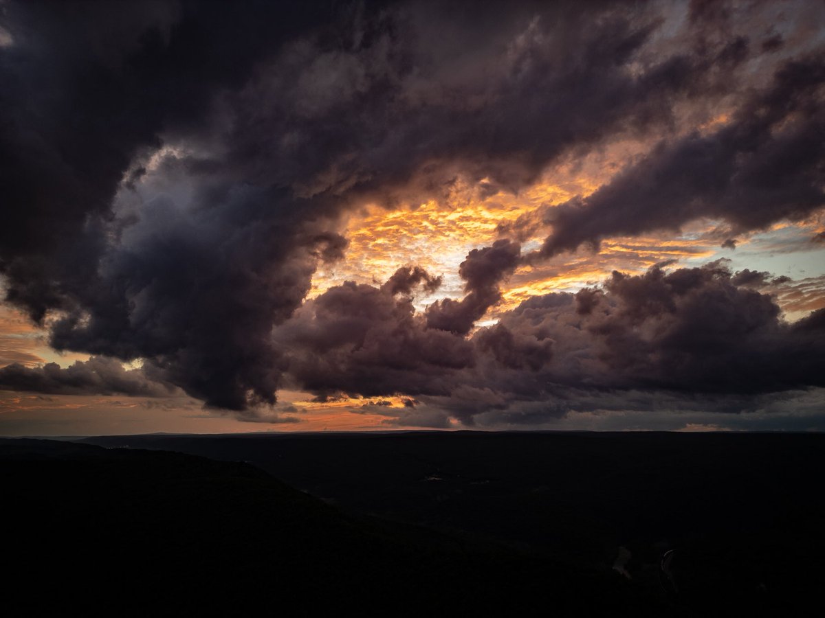 mikestanislaw's tweet image. “Lord of the Rings photo bombed my sunset over Jim Thorpe”
@onwithjohnwx @Jgodynick @epawawx @NWS_MountHolly
