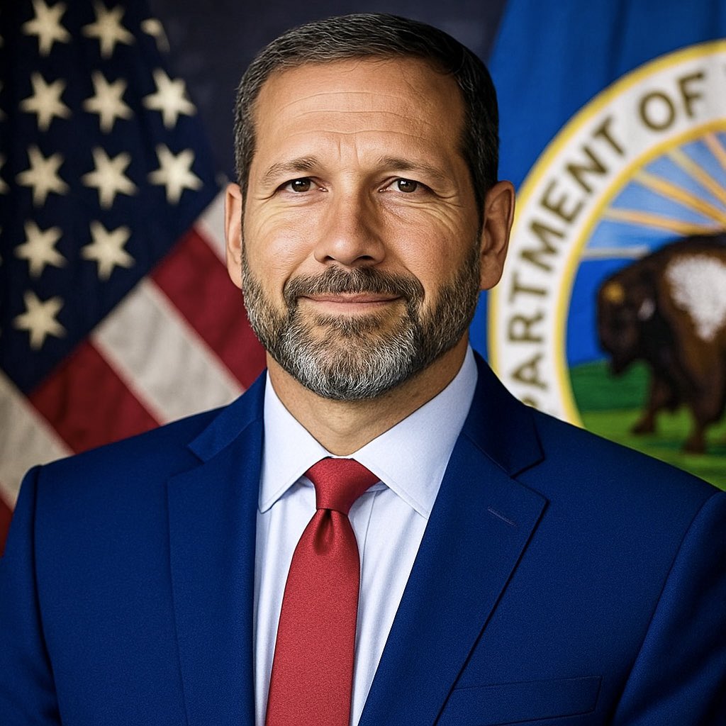 JohnWalkerUSGS's tweet image. Official Portrait of the 61st Secretary of the Interior John M. Walker

(@USGSGovSim)
