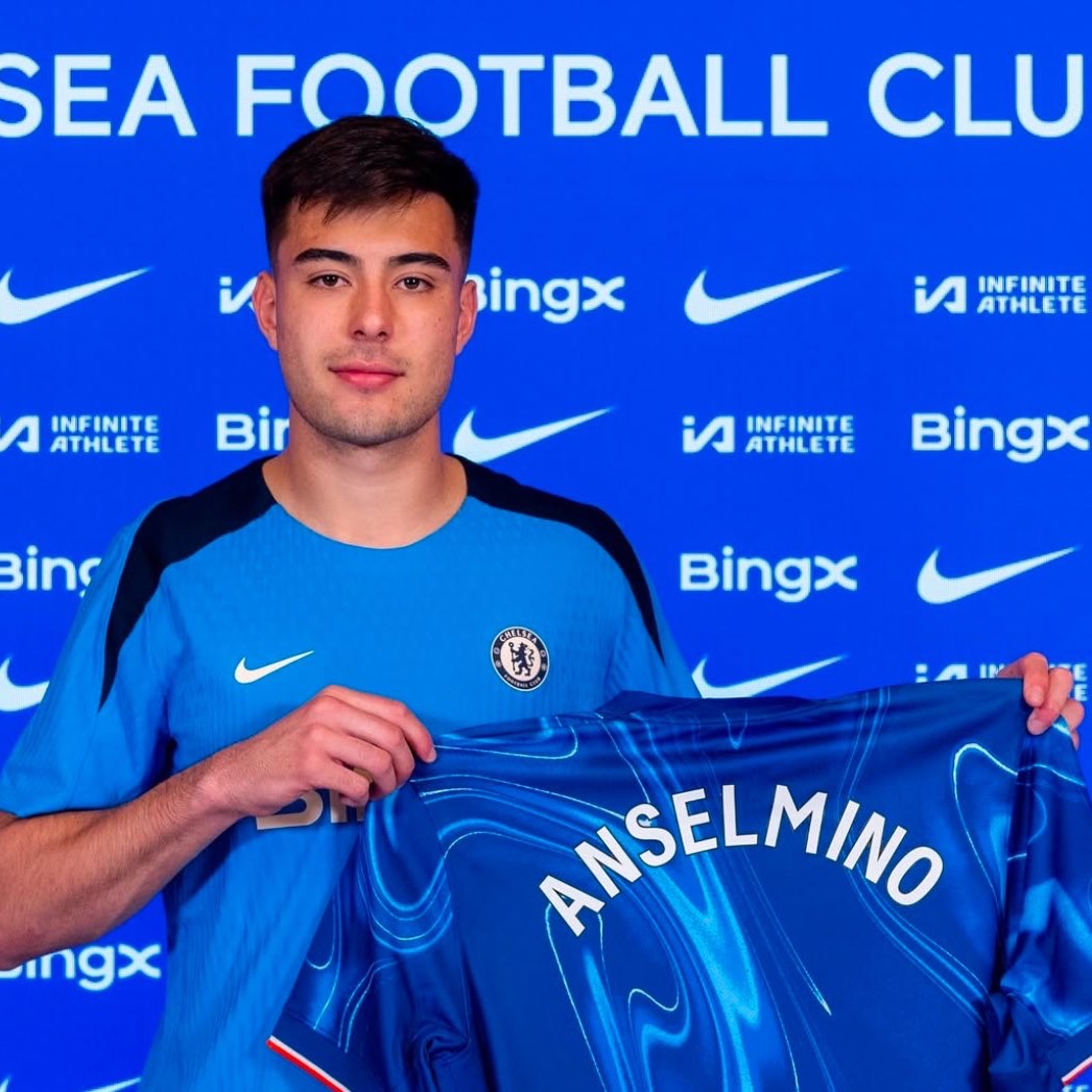 FabrizioRomano's tweet photo. 🚨🔀 Mamadou Sarr’s return to Strasbourg revealed last night also means Aaron Anselmino won’t join the French club.

Chelsea are assessing different loan options for Argentinian defender. https://t.co/1seVOfANCW