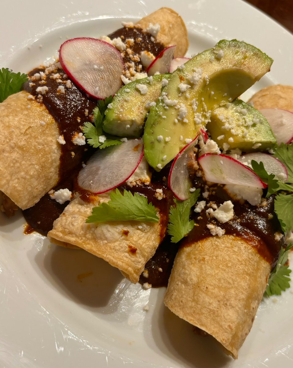Vatel1675's tweet image. The mole makes friends with three enchiladas.