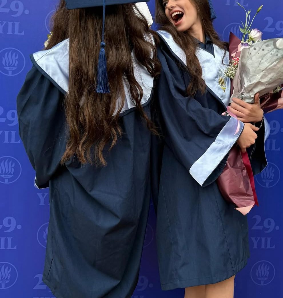 22 yaşındaydı Ayşe Tokyaz. 

Katledildi. Bir valize kondu, para karşılığında yok edilmeye çalışıldı bedeni, her şeyi. 

Kalbinin yarısı, ikizi Esra Tokyaz, karanlığa, kötülüğe karşı yasını tutmaya fırsat verilmeden güçlü olmak zorunda bırakıldı. Unutmamak gerekir..