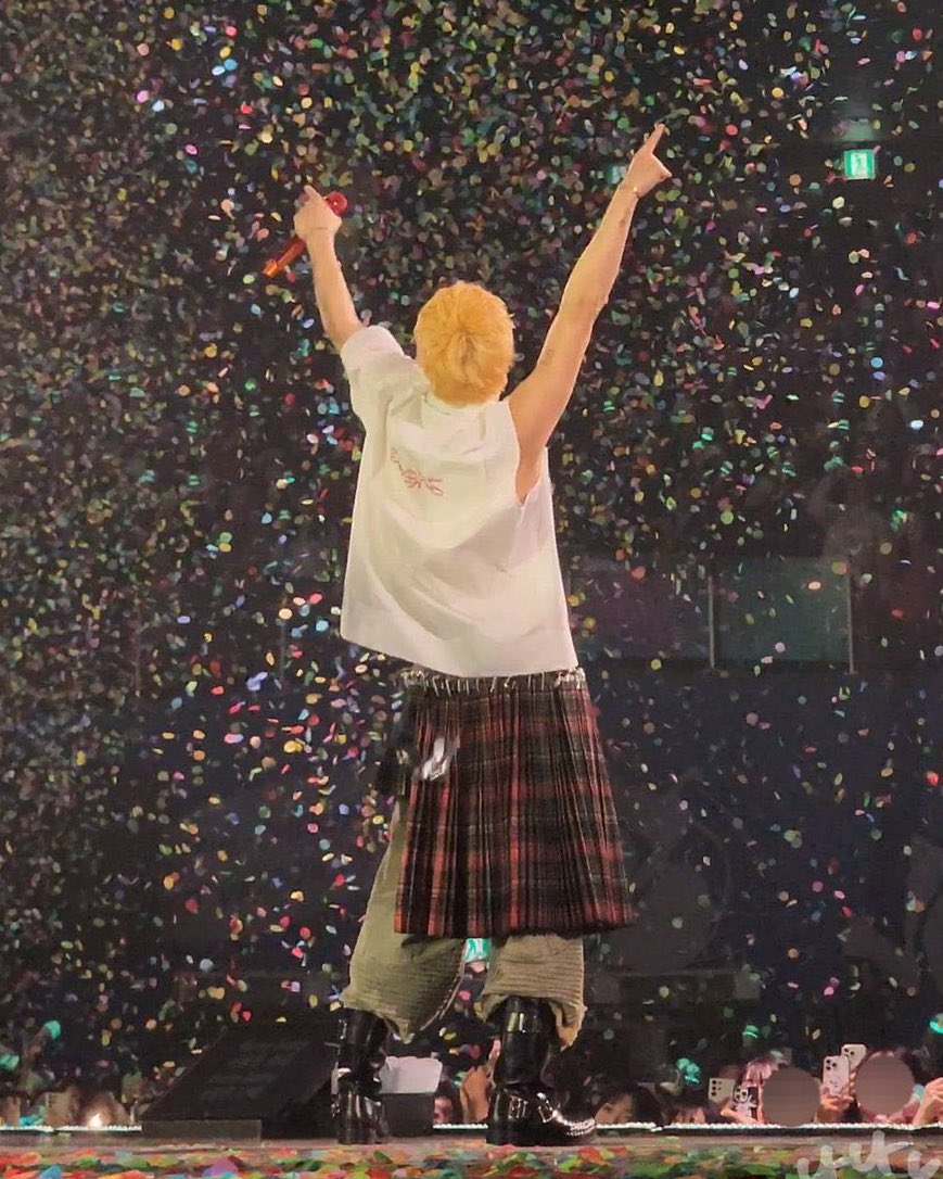 melovesyoun's tweet image. 콘서트 때                 전역 때