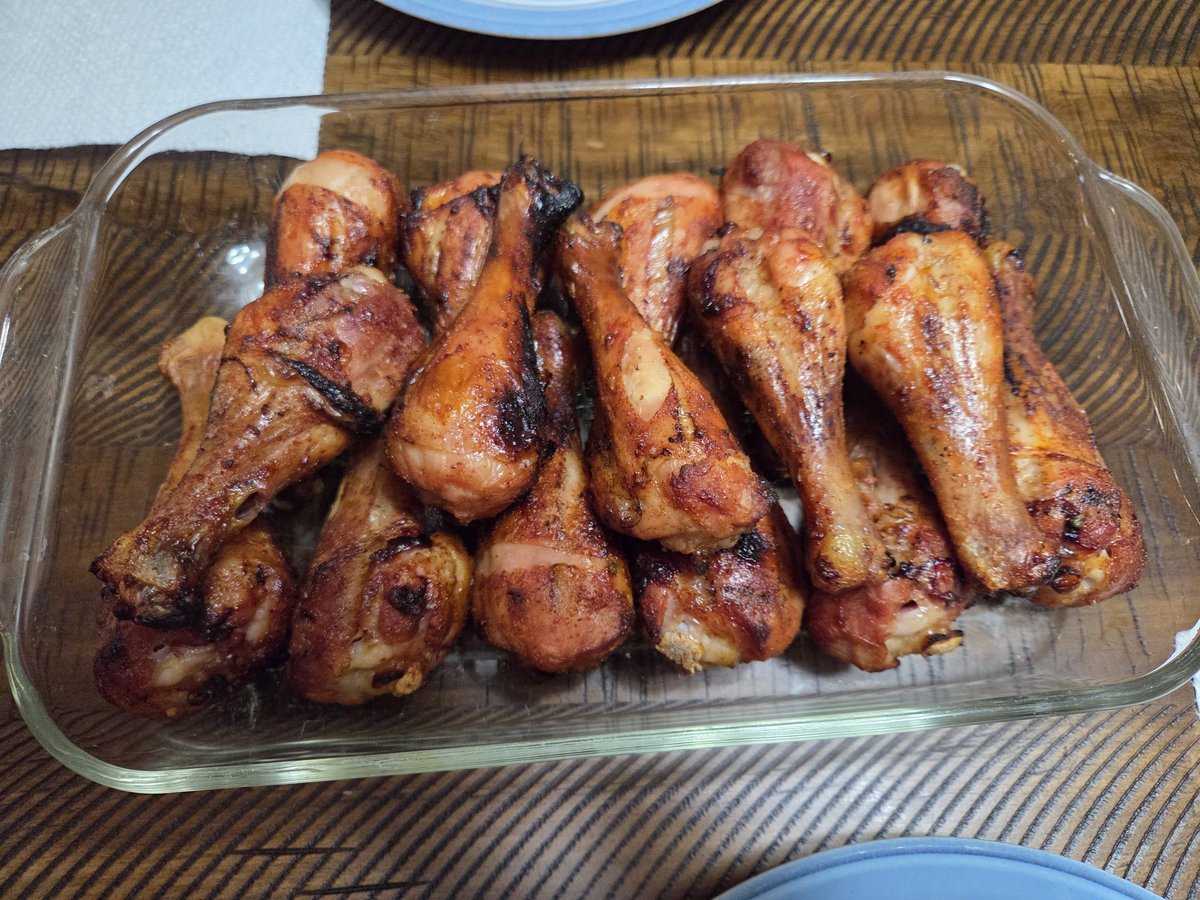 FLEXjss's tweet image. Another 'dream team' low carb summer meal:
Chicken legs marinated in beer all day then dusted with a dry rub and grilled to crispy perfection.
She made a tomato, red onion, pepper and feta salad to go with.
Home made vinaigrette, of course.
Yum 😋