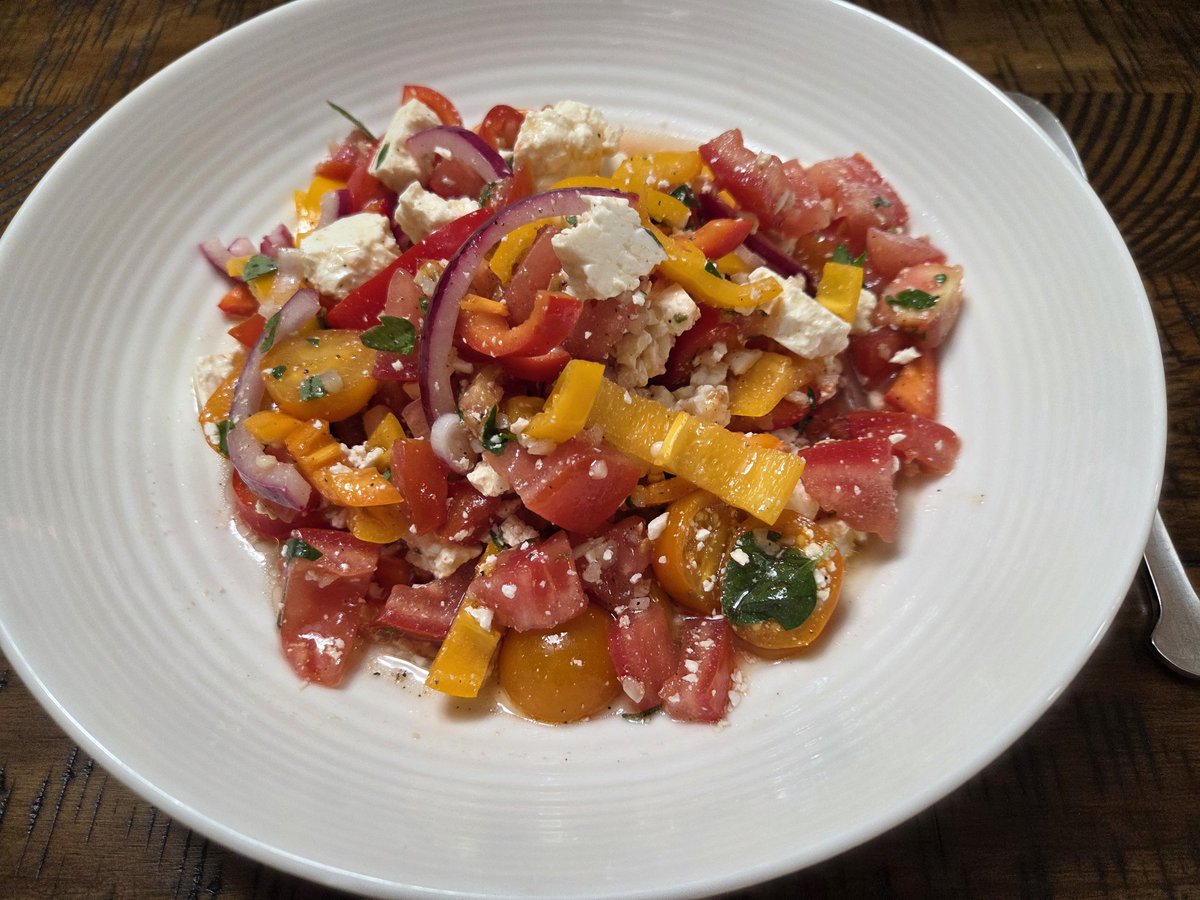 FLEXjss's tweet image. Another 'dream team' low carb summer meal:
Chicken legs marinated in beer all day then dusted with a dry rub and grilled to crispy perfection.
She made a tomato, red onion, pepper and feta salad to go with.
Home made vinaigrette, of course.
Yum 😋