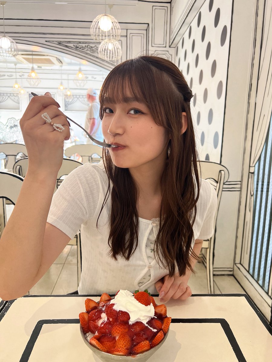 luna_akaike's tweet photo. おっはよ〜🔆
今日も暑いね！！
いちごのかき氷食べるぅ〜？？

やっぱりあーげないっ😝
#2DCafe  #いちご #かき氷 #るなのつぶやき https://t.co/X1hO7T8wm4